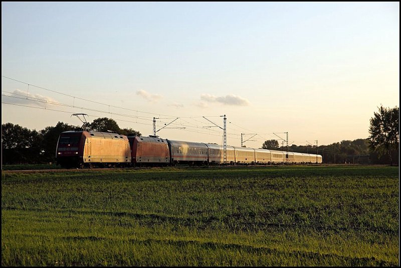 101 119 (9180 6101 119-6 D-DB) schleppt eine „kalt“ mitlaufende 101er und den IC 2026, Frankfurt(Main)Hbf – Hamburg-Altona, durch das Mnsterland in die Freie und Hansestadt Hamburg.