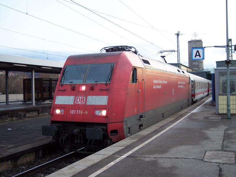 101 119 am 28.12.2003 abfahrbereit im Stuttgarter Hbf. Die Lok trgt eine Eigenwerbung der DB fr ihre Fahrpreise.