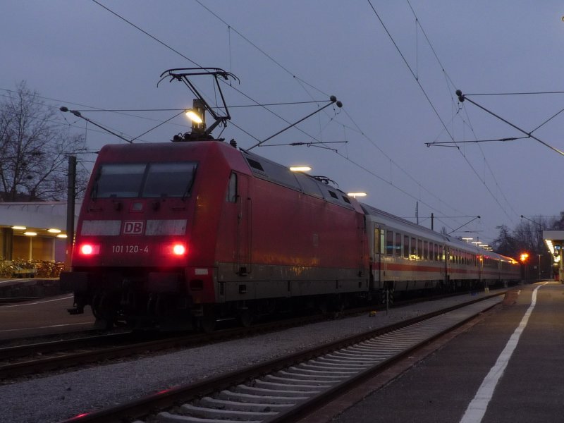 101 120-4 mit dem IC 2371 Hamburg-Altona - Radolfzell in Radolfzell. 01.04.09