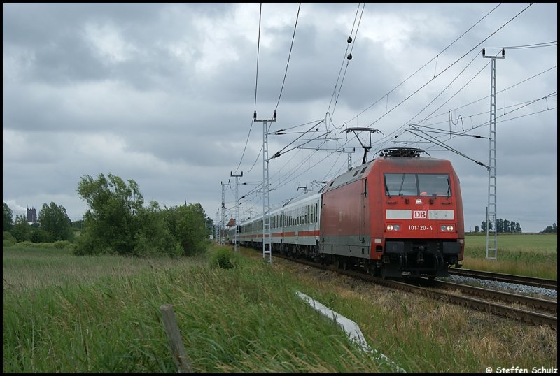 101 120 mit IC1809 nach dem Lokwechsel in Rostock nun auf dem Weg in Richtung Hamburg und weiter nach Kln.Aufgenommen am 28.06.09 in Sildemow.