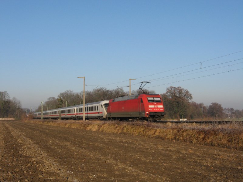 101 120 zieht am 21.12.2007 den IC 2013  Allgu  bei Brhl Richtung Bonn/Oberstdorf.