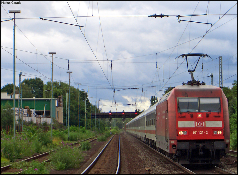 101 121 und 055 (schiebend) mit einem IC Richtung Kln als Umleiter bei der Durchfahrt von Bonn-Beuel 19.7.2009