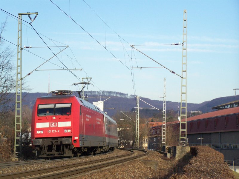 101 121-2 ist mit einem InterCity auf der Fahrt von Nrnberg Hbf nach Karlsruhe Hbf. Aufgenommen in Aalen am 23.Januar 2008.