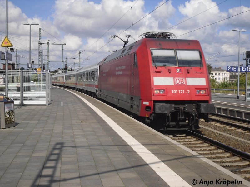 101 121 bei der ein fahrt in Schwerin Hbf am 12.09.09