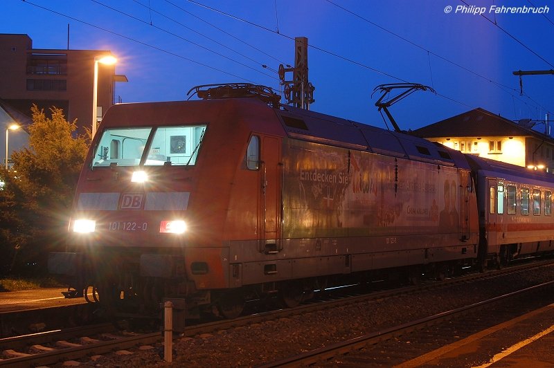101 122-0 befrdert am 05.12.07 IC 2064 von Nrnberg Hbf nach Karlsruhe Hbf, aufgenommen auf Gleis 1 des Aalener Bahnhofs.