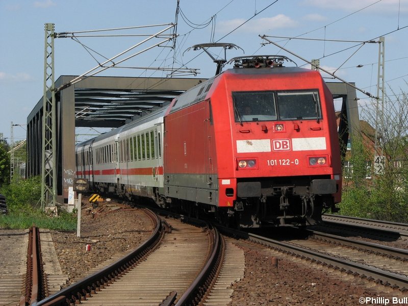 101 122-0 berquert am 4.5.08 mit IC 2375 die Allerbrcke in Celle und hlt wenige Sekunden spter am Bahnhof Celle