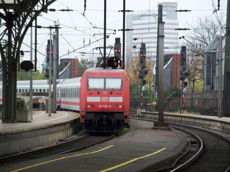 101 122 bringt den Intericty 2114 von Stutgart nach Hamburg Altona im Bahnhof Kln Hbf (27.10.2007)