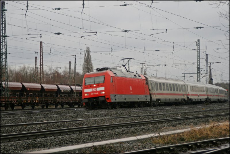 101 122 legt sich mit dem InterCity 2113, von Hamburg-Altona nach Stuttgart Hbf, bei Bochum in die Kurve. (05.01.2008)