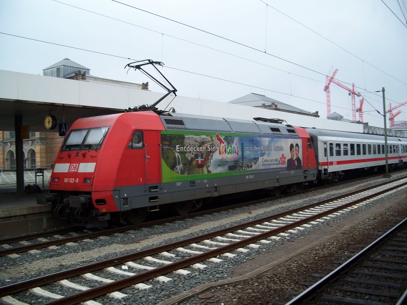 101 122 mit mit Intercity von Frankfurt/Main nach Westerland in Hannover Hbf (26.8.2007)