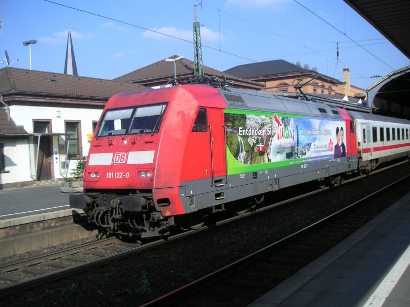 101-122 steht am 22.04.06 mit IC 437 nach Norddein Mole in Bonn Hbf auf Gleis 1