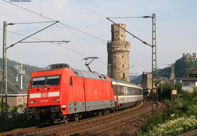 101 123-8 mit dem EC6 nach Hamburg Altona  in Oberwesel 31.7.08