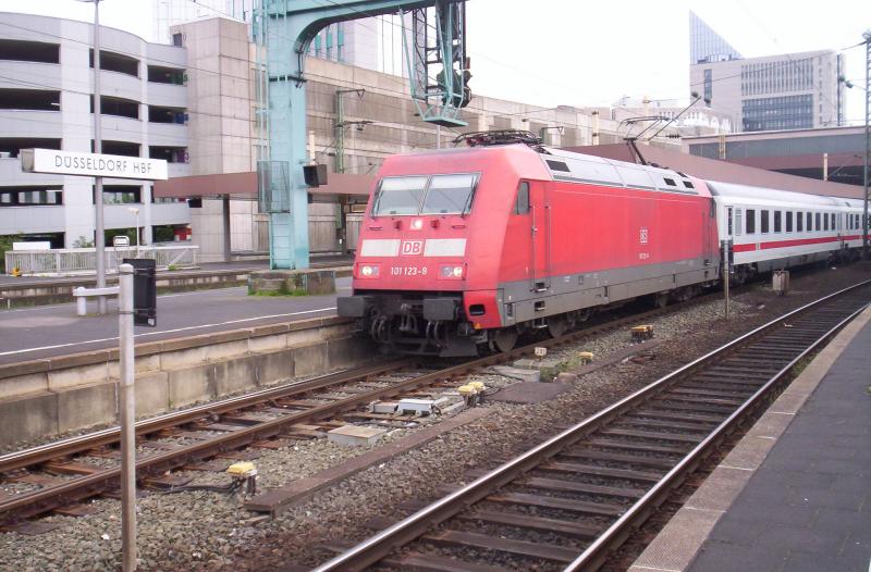 101 123-8 steht mit am 05.05.2005 mit einem IC in Dsseldorf Hbf.