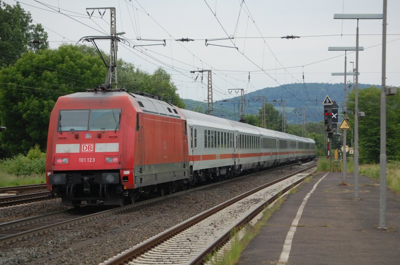 101 123 mit einem IC bei der Ausfahrt aus Kreiensen. 6.6.09