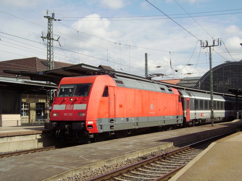 101 123 steht mit dem verspteten EC 7 Hamburg-Altona - Chur in Karlsruhe Hbf. 25.08.08