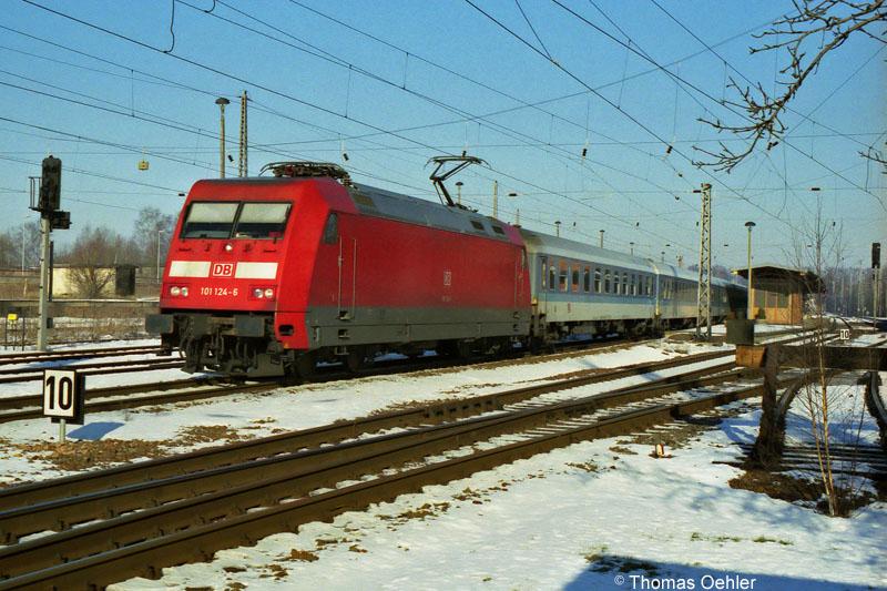 101 124-6 mit dem IR 2283 bei der Ausfahrt aus Mittweida in Richtung Chemnitz am 28.01.06.