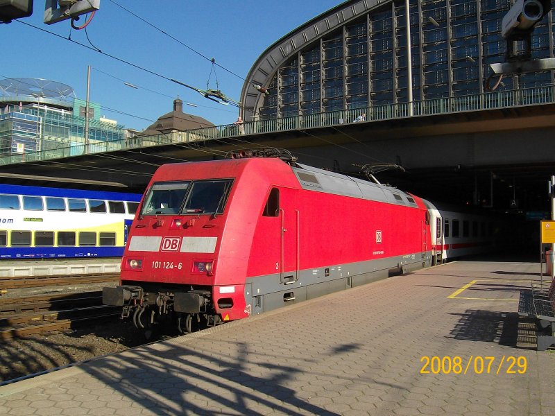 101 124-6 zieht gleich den EC 175 nach Budapest aus dem Hamburger Hbf. 29.07.08.