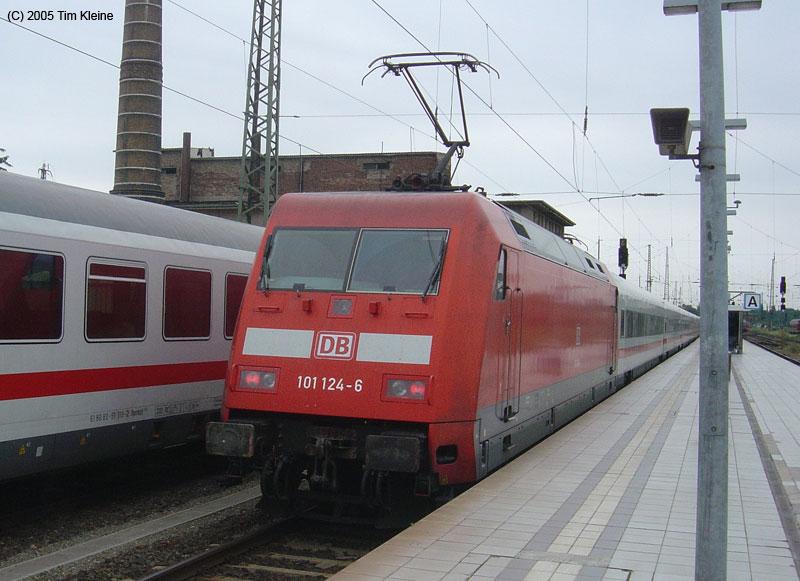 101 124 schiebt am 27.07.2005 die Ex-Metropolitan Garnitur aus dem Magdeburger Hbf.