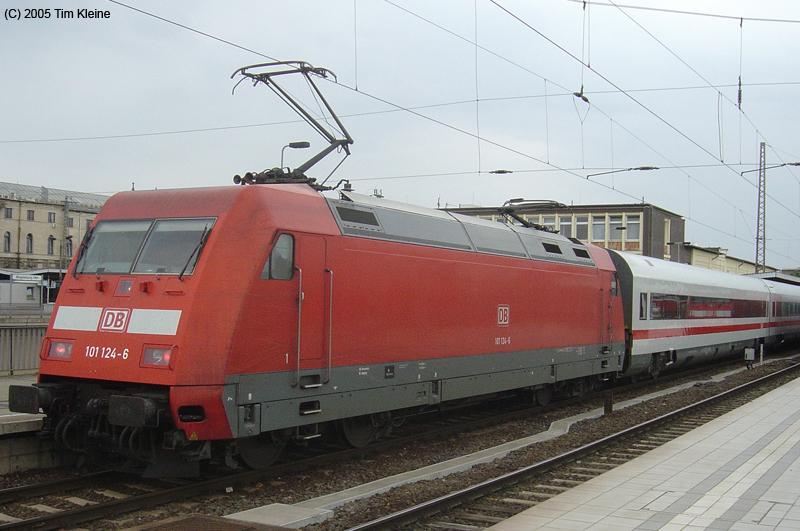 101 124 steht am 20.07.2005 mit einer Ex-MET Garnitur in Magdeburg Hbf.