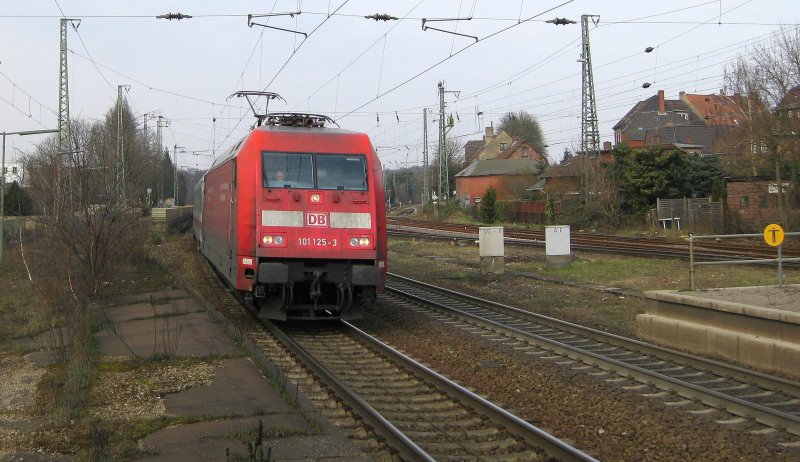 101 125-3 bei der Einfahrt mit IC 2377 Ostseebad Binz - Karlsruhe Hbf am 31.03.09 in Lneburg. Nach kurzen Aufenthalt ging es ber Uelzen und Celle weiter Richtung Hannover Hbf.