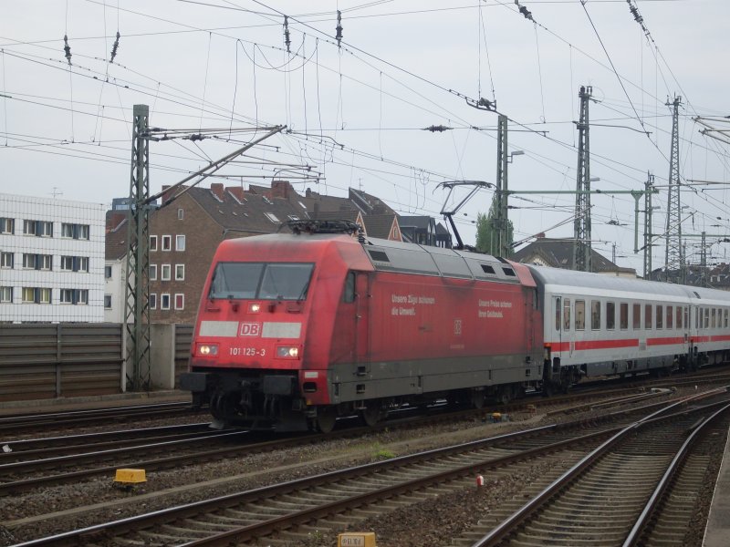 101 125-3 mit einem IC von Lepzig nach Oldenburg bei der einfahrt in Hannover HBF