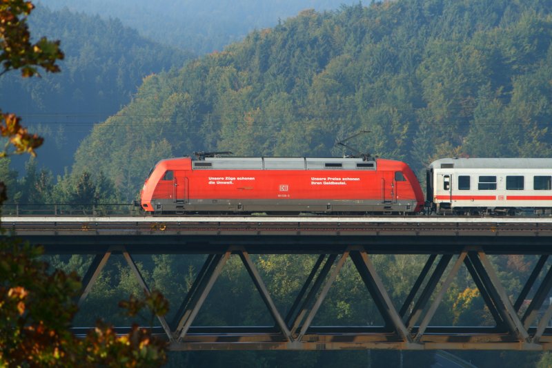 101 125 mit ein IC Hamburg - Passau auf der Br�cke bei Beratzhausen.21.09.07
