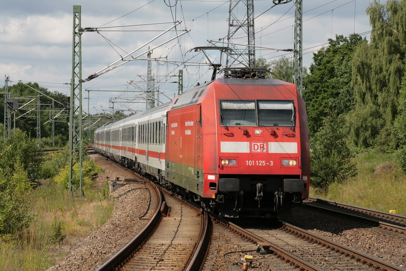 101 125 mit IC von Hamburg nach Schwerin f�hrt gerade durch Hagenow. 17.06.2009 