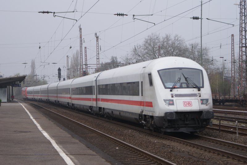 
101 126-1 mit dem IC 1111 in Mhlheim Styrum am 05.04.2009