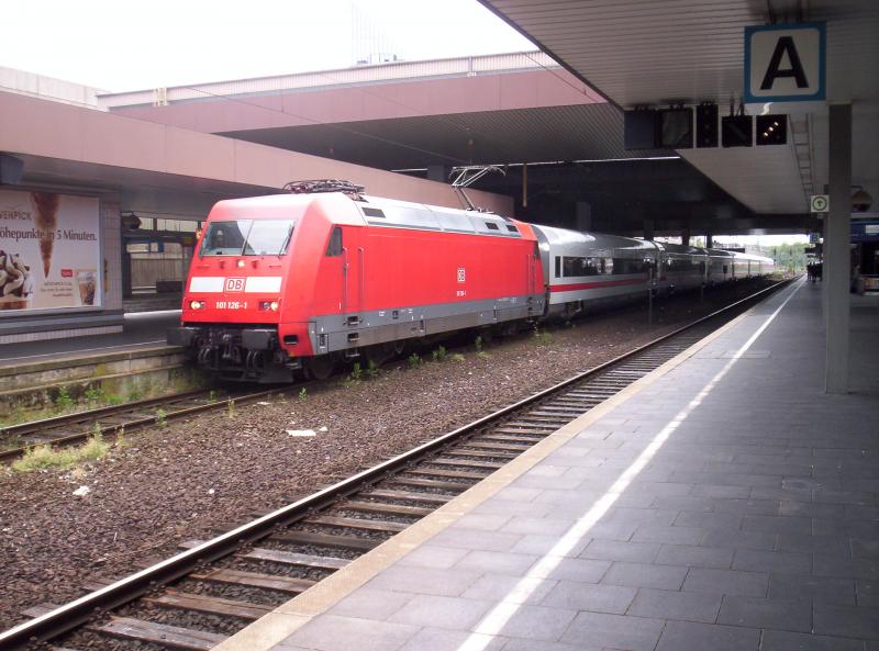 101 126-1 mit den EX-Metropolitanwagen, steht am 11.06.2005 mit einem IC in Dsseldorf Hbf.
