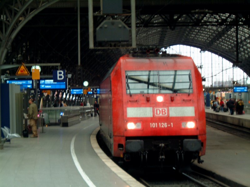 101 126-1 ist soeben mit ihrem IC 1818 aus Stuttgart Hbf in Kln Hbf angekommen. 