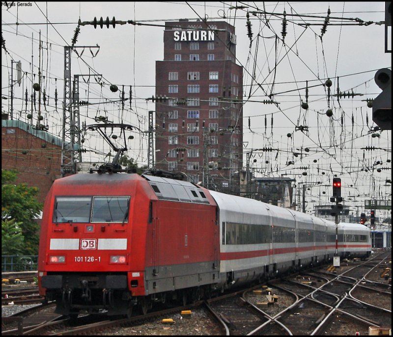 101 126 schiebt die ex. Metropolitian Garnitur als IC1119 nach Stuttgart aus dem Klner Hbf 12.8.2009