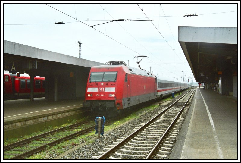 101 126 ist soeben als IC 1818  Loreley  von Stuttgart in den Bahnhof Hamm (Westf) eingefahren, und wartet auf die Abfahrt. Aufgenommen am 13.04.2007
