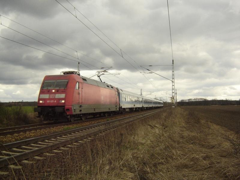 101 127-9 mit einem InterRegio nach Berlin Zoo. Am 16.04.2006