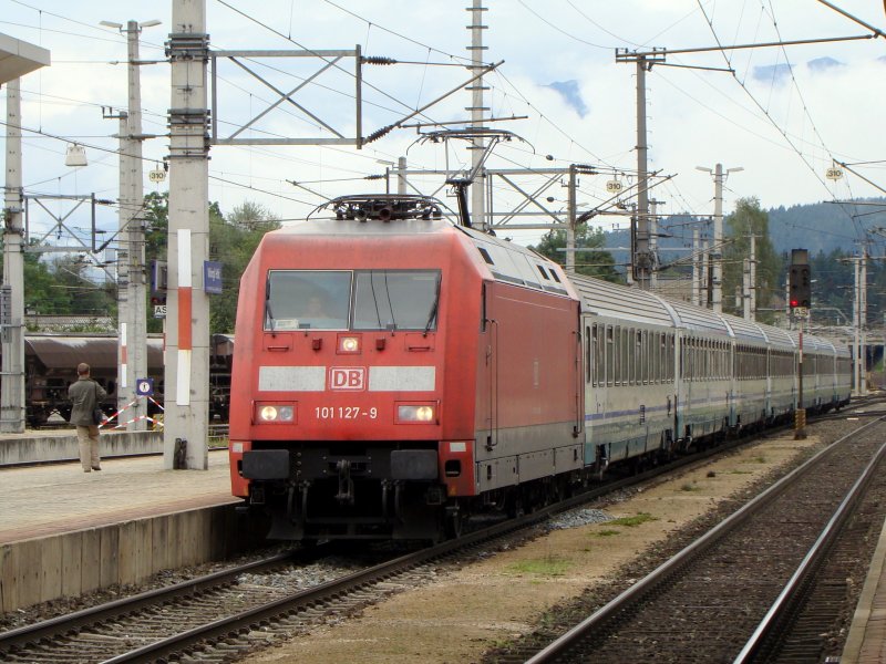 101 127-9 mit Reisezug in Wrgl.23.08.2008