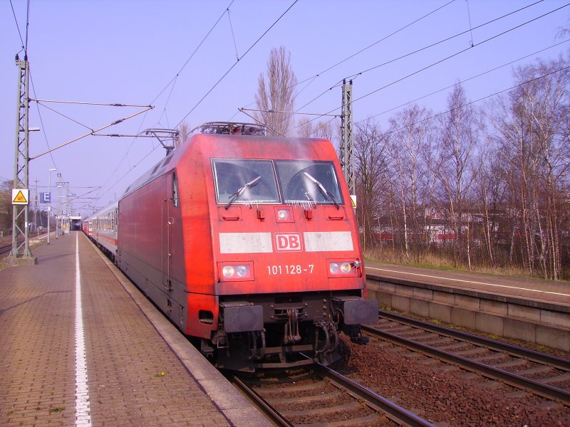 101 128-7 steht mit dem IC 1971 nach Berlin Hbf (Tief) in Elmshorn. Der Fahrgast an der rechten Seite der Front hatte wohl etwas Zug bekommen. 30.03.07