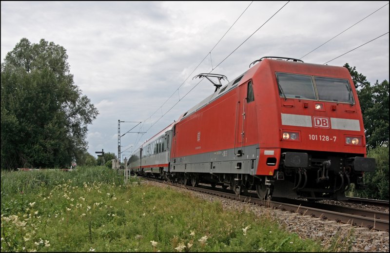 101 128 (9180 6 101 128-7 D-DB) bringt bei Bernau am Chiemsee den OEC 69  MOZART  von M�nchen Hbf nach Wien Westbahnhof. (09.07.2008)

