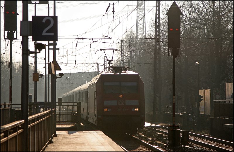 101 129 (9180 6101 129-5 D-DB) durchfhrt mit dem IC 333  NORDERNEY  den Haltepunkt Recklinghausen-Sd. (30.12.2008)