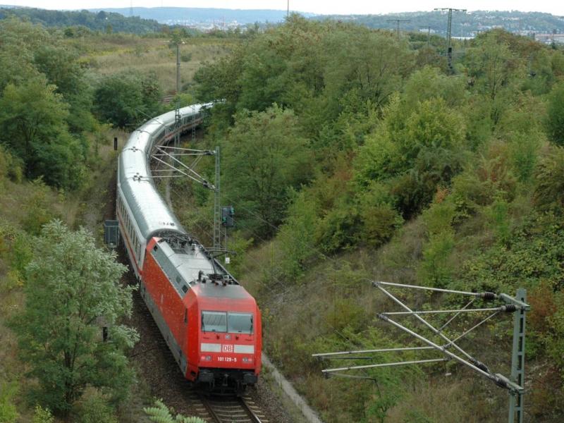 101 129 mit 2013 auf der berleitung von der NBS Mannheim-Stuttgart nach Stuttgart-Zuffenhausen, direkt nach Verlassen des Tunnels  Langes Feld . Datum: 28.08.2004