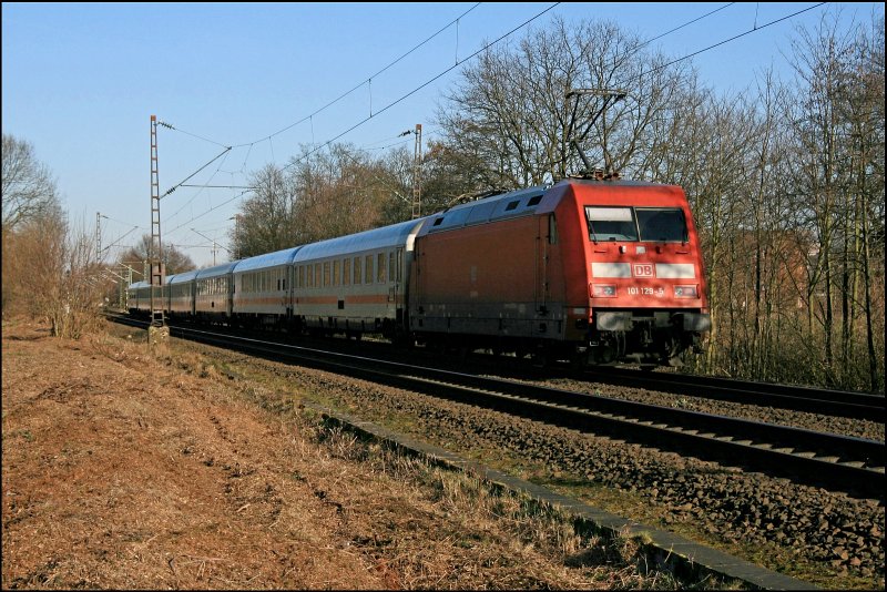 101 129 schiebt den InterCity 2151, von Dsseldorf Hbf nach Berlin-Gesundbrunnen, bis Hamm (Westf). Von dort zieht sie den Zug bis nach Berlin. (16.02.2008)