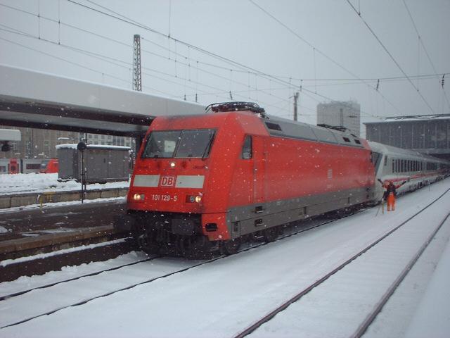 101 129 steht im Winter 2003/2004 vor Steuerwagen im Mnchner HBF.