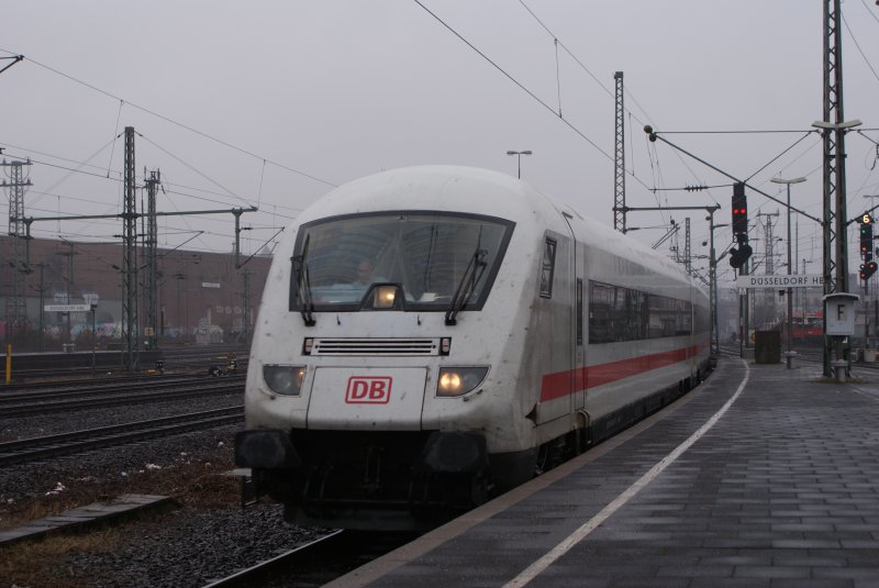 101 130-3 mit der Ex-Metropolitan Garnitur bei der Einfahrt in Dsseldorf Hbf am 22.02.2009