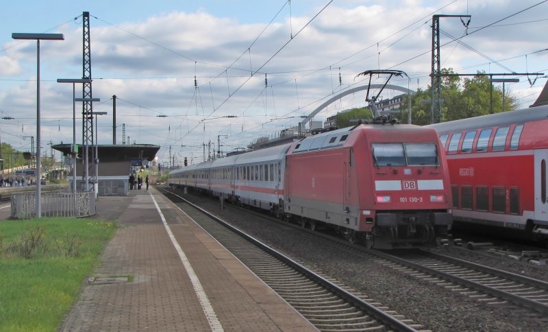 101 130 mit IC 1119 (Dsseldorf-Stuttgart) am 14 Oktober 2009 in Kln Deutz