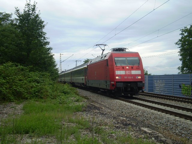 101 132 auf dem Weg mit EC 100 in Richtung Freiburg Hbf durchfhrt Freiburg St.Georgen. 
6.7.08