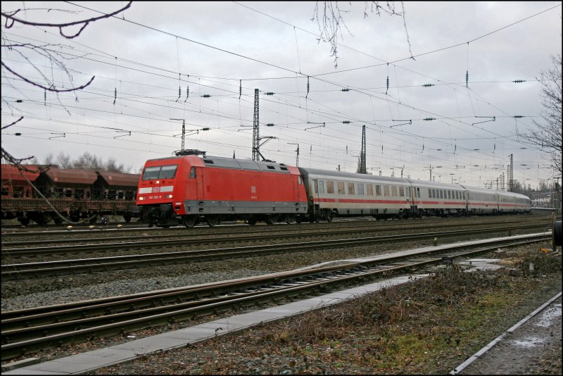 101 132 hat bei Bochum-Ehrenfeld den InterCity 2154, von Berlin Gesundbrunnen nach Dsseldorf Hbf, am Haken und fhrt dem nchsten Halt entgegen. (05.01.2008)