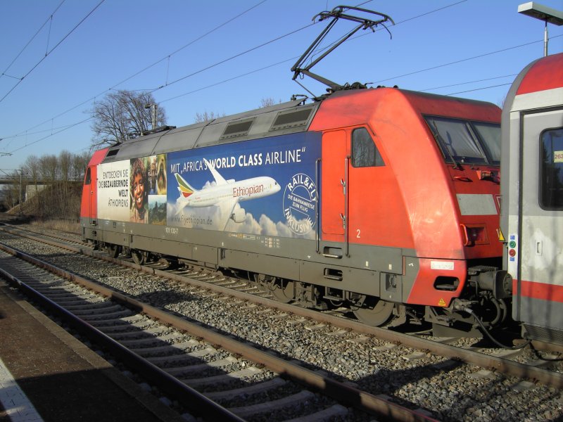 101 133-7,  Ethiopian Airlines , am 24.02.08 mit EC 114 Klagenfurt-Dortmund am Haken, bei einem unfreiwilligen Halt aufgrund eines PU zwischen Gnzburg und Neuoffingen in Burgau  Hbf . Nach zwanzig Minuten setzte sie ihre versptete Reise Richtung Ulm fort.