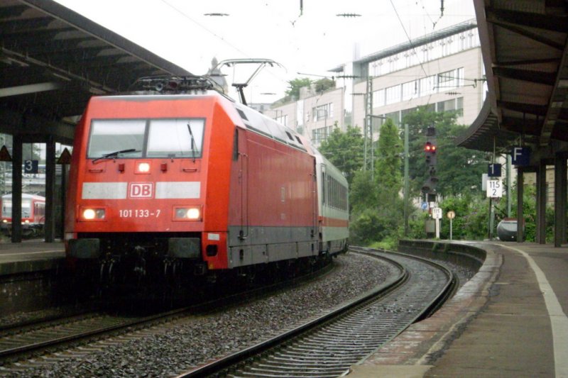 101 133-7 mit einem IC bei der Einfahrt in Wuppertal Hbf, 9.Juli.2008