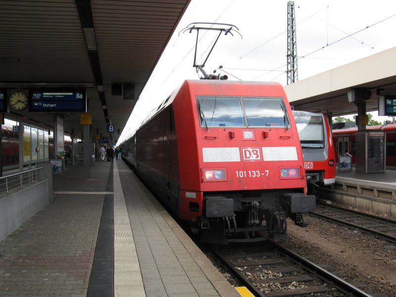101 133-7 mit IC2113 von Hamburg-Altona nach Stuttgart Hbf mit +15.Am 27.06.08 beim Halt in Mannheim Hbf.