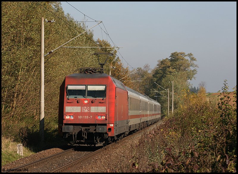 101 133-7 zog am 25.10.2008 einen IC von Nrnberg nach Karlsruhe. Aufgenommen bei Rainau-Buch, kurz bevor der Zug den Goldshfer Bahnhof durchfuhr.