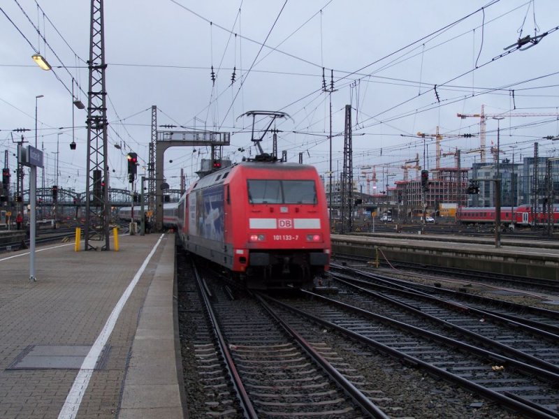101 133 Ethiopian Airlines schiebt am 08.12.2007 den IC 2264 nach Karlsruhe aus Mnchen Hbf.