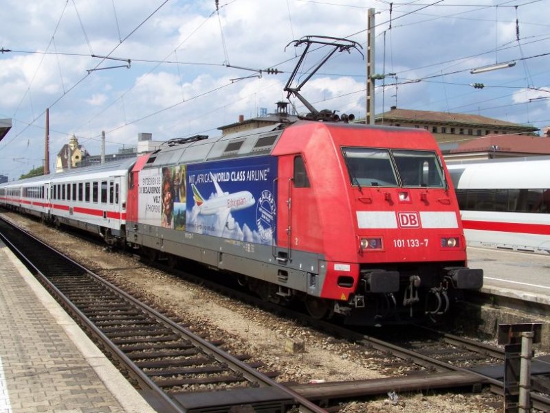 101 133 Ethiopian Airlines steht mit IC 2461 nach Mnchen Hbf abfahrtbereit in Augsburg Hbf. Aufnahme vom 27.07.2007