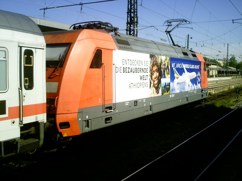 101 133 Ethiopian Airlines wartet am 30.04.2007 mit IC 2206 nach N�rnberg auf Ausfahrt aus dem Hbf Augsburg.